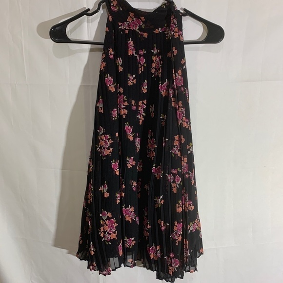 3/$28❤️ELLE BLACK floral, print, pleated sleeveless top size XL - Picture 4 of 9
